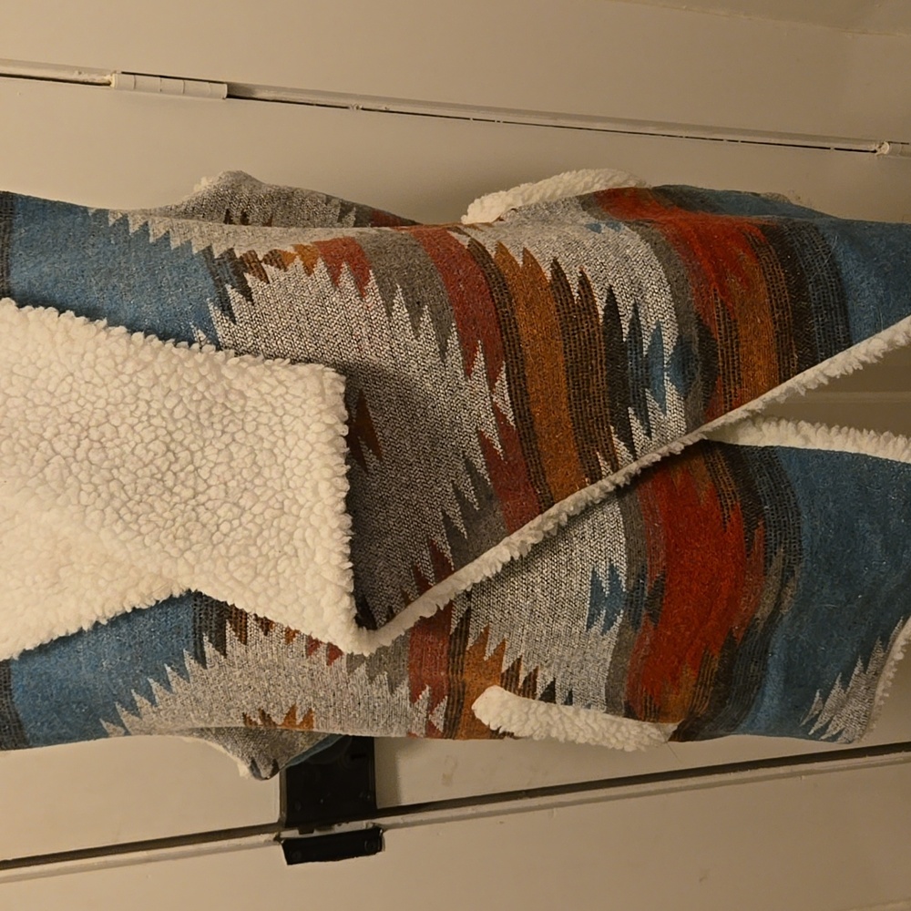 Veveret Southwestern Patterned Vest with Sherpa Lining - Picture 2 of 8